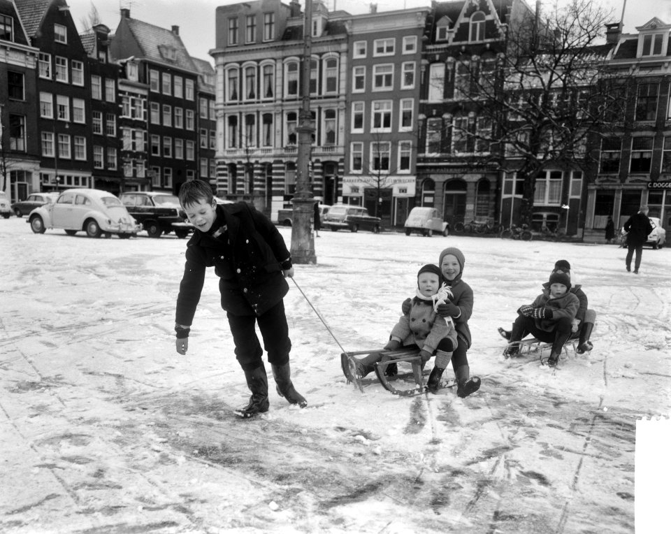 Kinderen bij het sleetje rijden in de sneeuw, Bestanddeelnr 918-4705