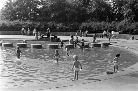 Kinderen spelen in een vijver in het Beatrixpark, Bestanddeelnr 921-6708