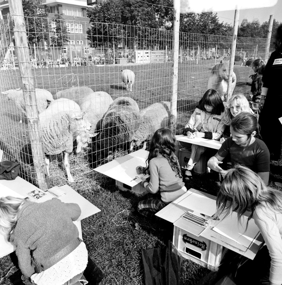 Kinderen tekenen dieren op Museumplein te Amsterdam i.v.m werelddierendag, Bestanddeelnr 926-7274