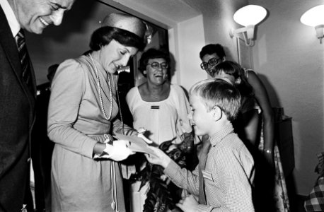 Kinderen bieden Prinses Margriet bloemen aan, Bestanddeelnr 930-9612