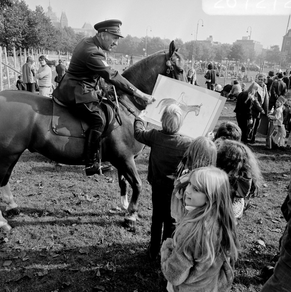 Kinderen tekenen dieren op Museumplein te Amsterdam i.v.m werelddierendag, Bestanddeelnr 926-7272