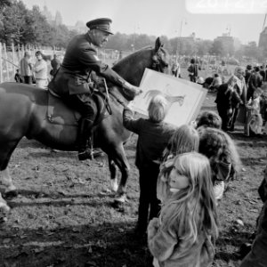 Kinderen tekenen dieren op Museumplein te Amsterdam i.v.m werelddierendag, Bestanddeelnr 926-7272