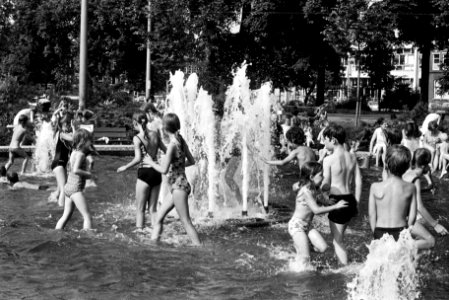 Kinderen spelen in fontein Frederiksplein, Amsterdam, Bestanddeelnr 923-5836