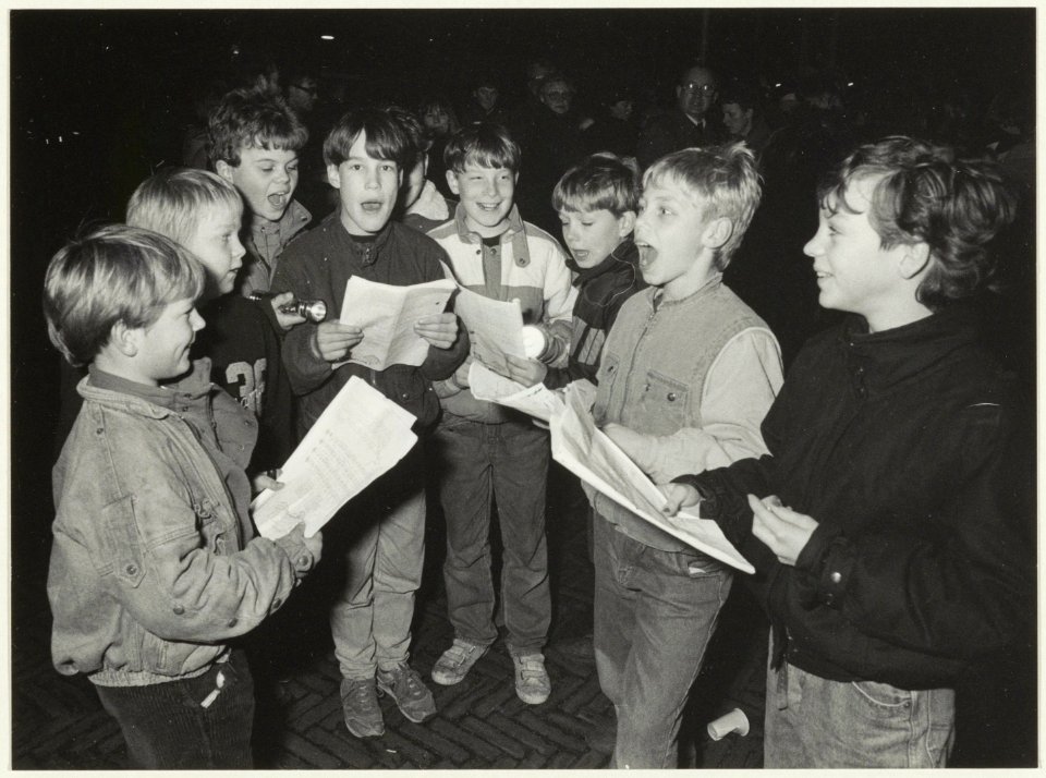 Kinderen van de Willem van Oranjeschool zingen kerstliedjes. NL-HlmNHA 54023376