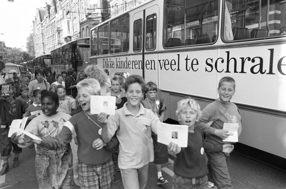 Kinderboekenweek 1987 van start Gouden Griffel winnares Harriet van Reek met kin, Bestanddeelnr 934-0904