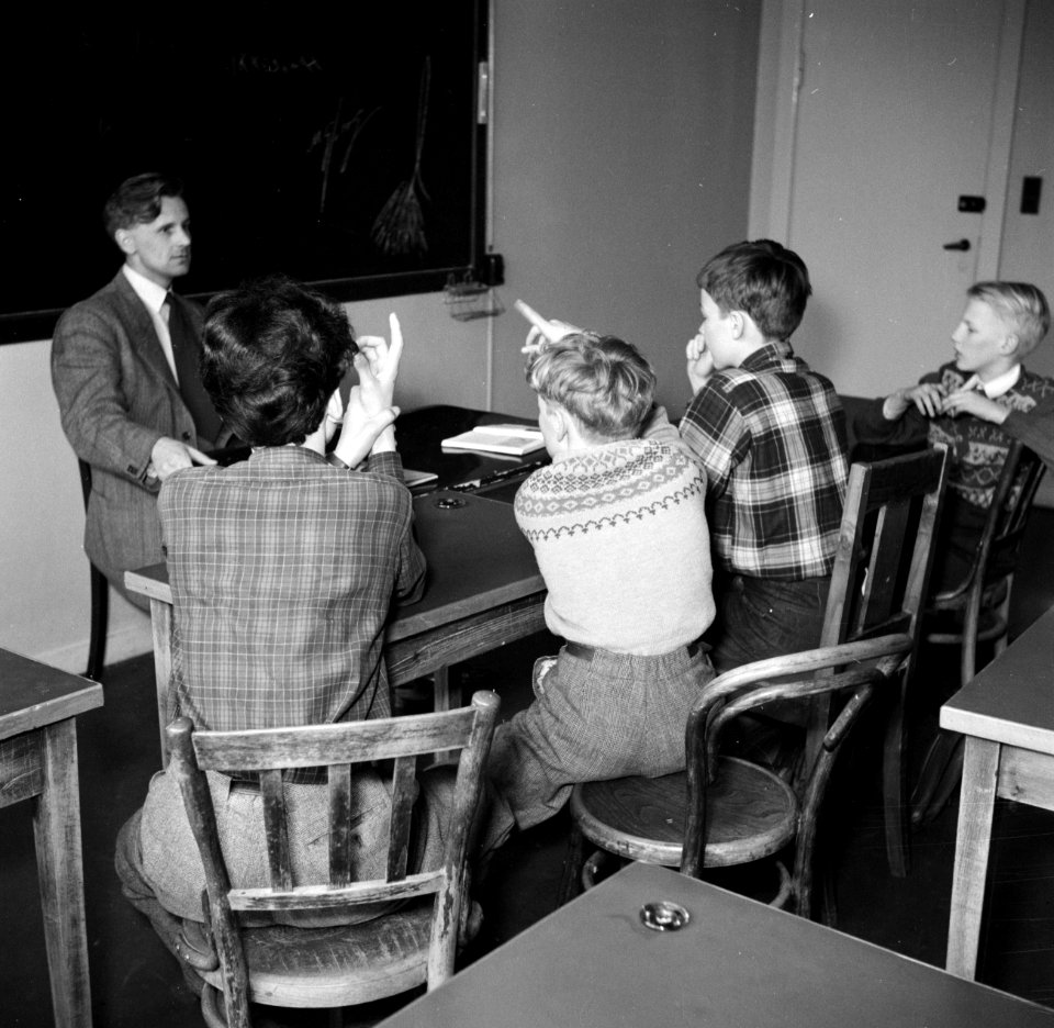 Kinderen krijgen onderwijs in de school van het koninklijk Deens ballet, Bestanddeelnr 252-9212