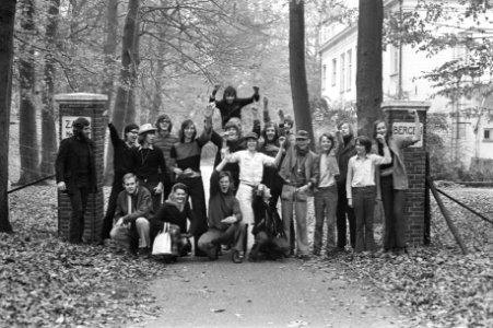 Kinderen van Orrthuis te Amersfoort hebben het tehuis bezet de jongelui voor het, Bestanddeelnr 925-9992