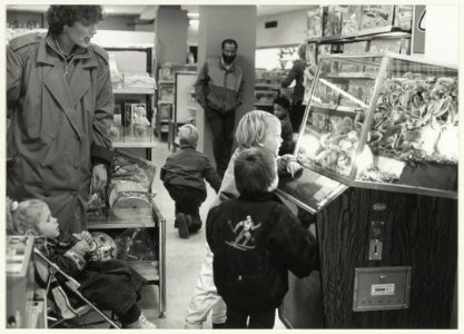 Kinderen kijken naar de muzikale aapjes in de Bimbobox op de speelgoed afdeling van Vroom & Dreesmann aan het Verwulft. NL-HlmNHA 54020775