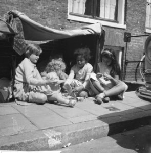 Kinderen in tentje in de Kerkstraat, Bestanddeelnr 911-4714