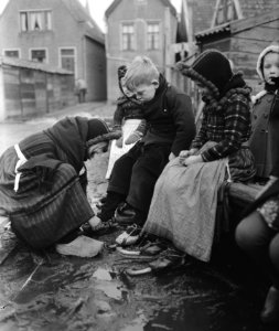 Kinderen krijgen schaatsen aangetrokken, Bestanddeelnr 901-3980