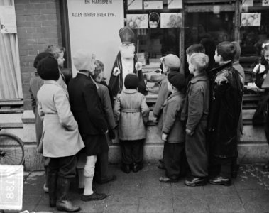 Kinderen voor etalage Sint Nicolaas, Bestanddeelnr 903-7138