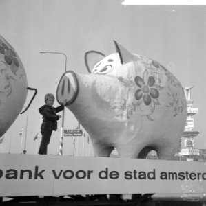 Kind dat naast het spaarvarken staat, Bestanddeelnr 918-3601