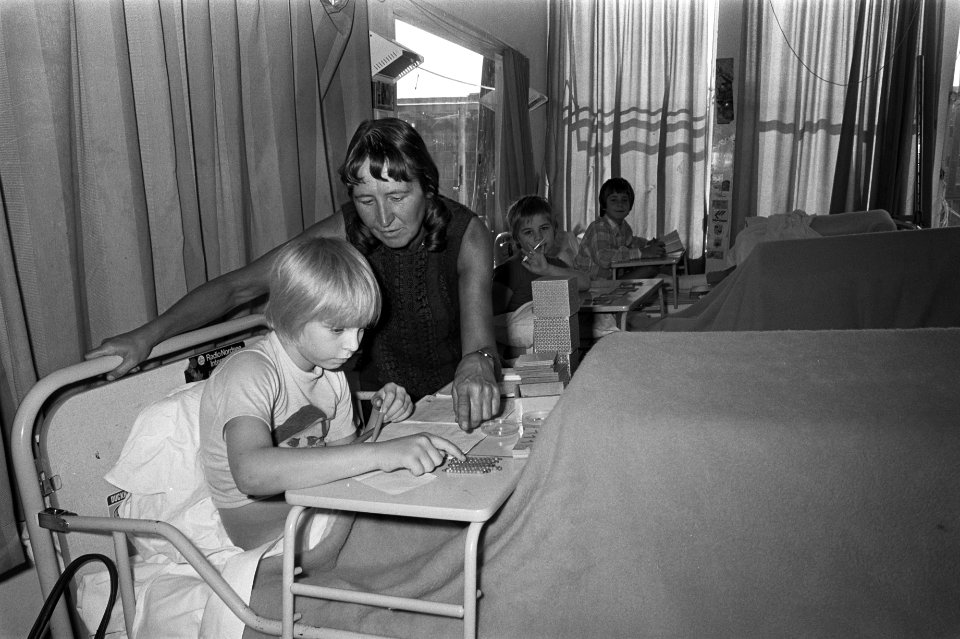 Kinderen krijgen les in bed in Emma Kinderziekenhuis , opdracht Volkskrant, Bestanddeelnr 925-8753