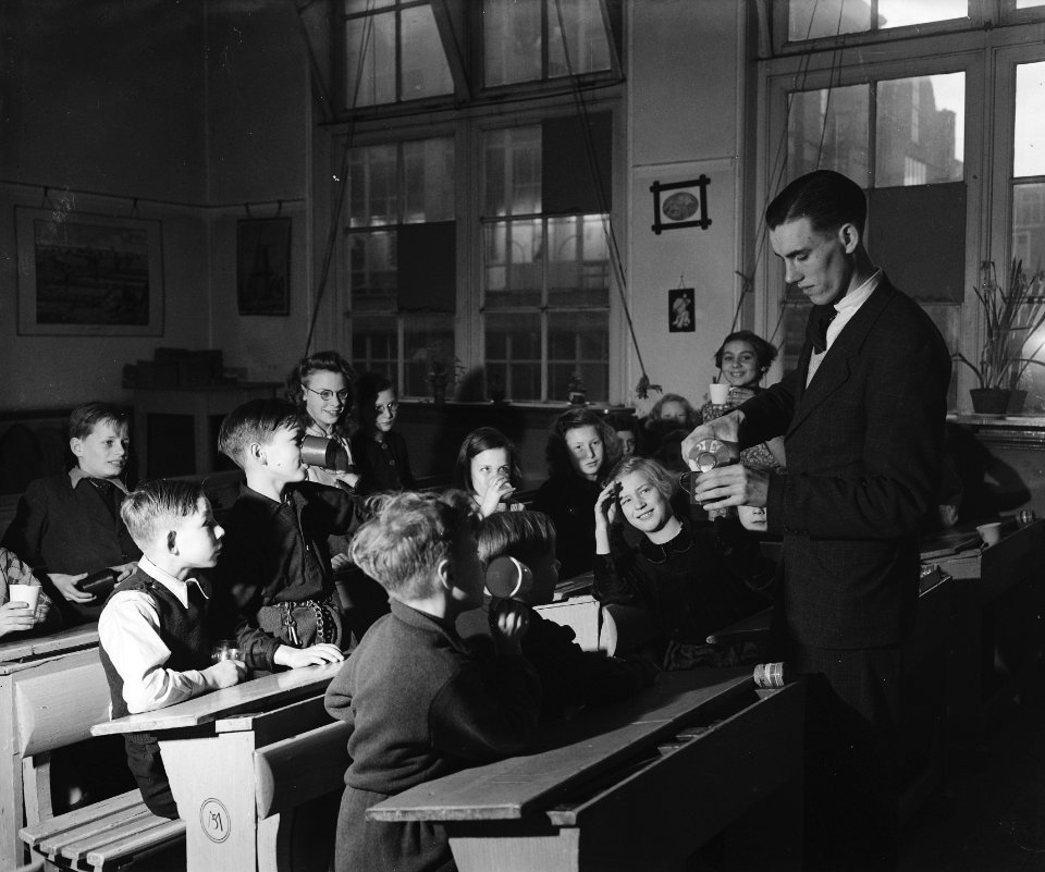 Kinderen krijgen melk op school, Bestanddeelnr 901-4843