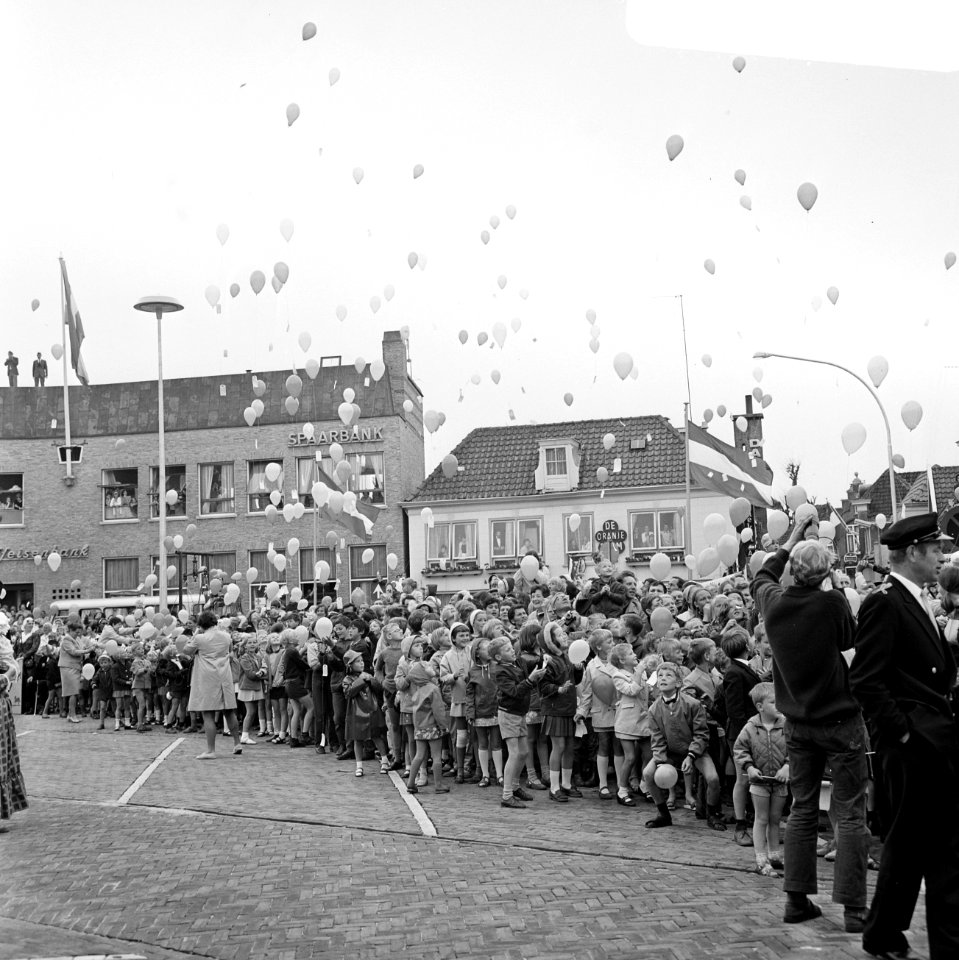 Kinderen laten ballonnen op, Bestanddeelnr 922-5383
