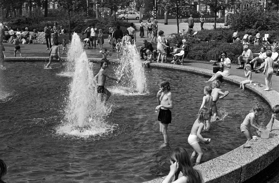 Kinderen in de fontein op het Frederiksplein, Bestanddeelnr 924-5411