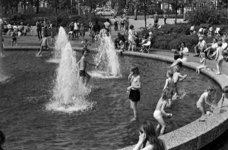 Kinderen in de fontein op het Frederiksplein, Bestanddeelnr 924-5411
