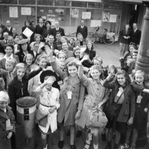 Kinderen zwaaien en staan klaar voor vertrek, Bestanddeelnr 900-7344