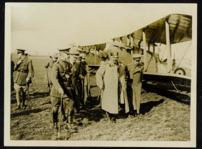 King of Montenegro touring the grounds of one of our flying wings, Bestanddeelnr 158-0978