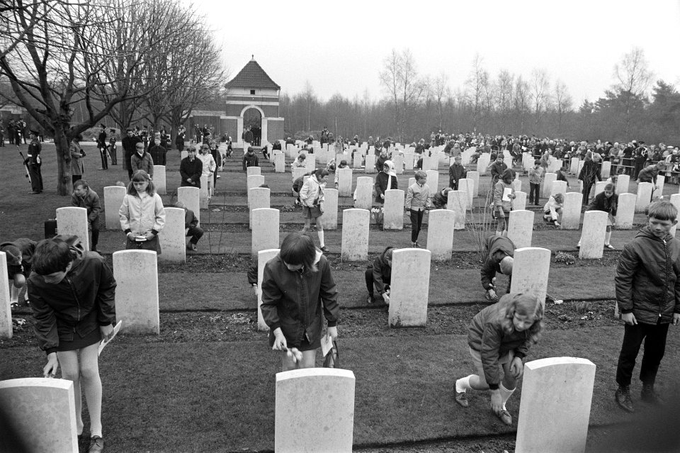 Kinderen leggen bloemen op de Canadese begraafplaats te Holten, Bestanddeelnr 923-4376