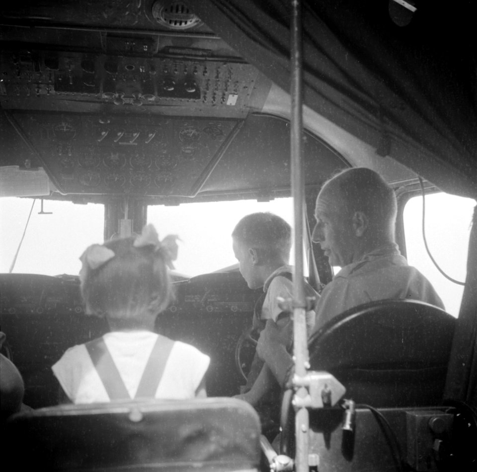 Kinderen in de cockpit van het vliegtuig, Bestanddeelnr 255-6844