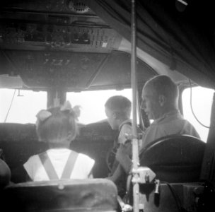 Kinderen in de cockpit van het vliegtuig, Bestanddeelnr 255-6844