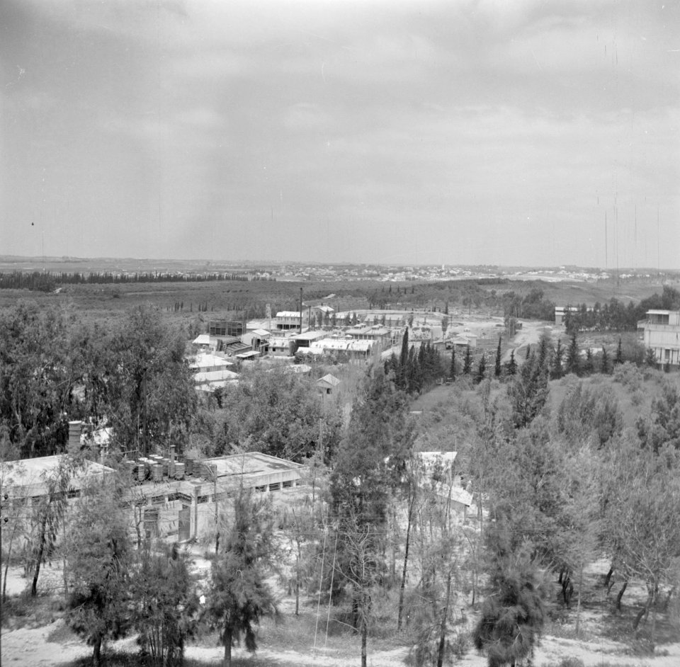 Kibboets Kwuzath Schiller gezien vanaf de watertoren van kibboets Kiwath Brenner, Bestanddeelnr 255-0634