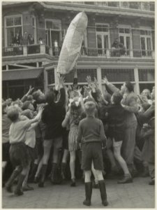 Kinderfestiviteiten voor hotel Scholten (hotel Den Hout) aan de Fonteinlaan 3. NL-HlmNHA 54005289