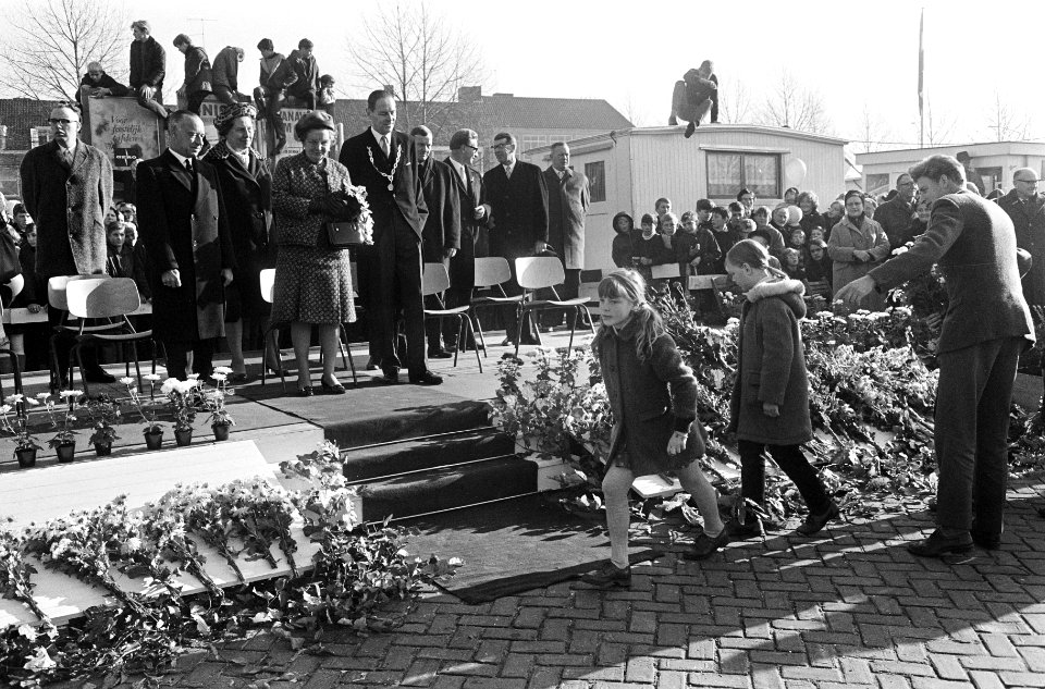 Kinderen lopen langs de trappen met bloemen, Bestanddeelnr 920-8413