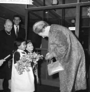 Kinderen in oude kleding en de koningin, Bestanddeelnr 913-4836