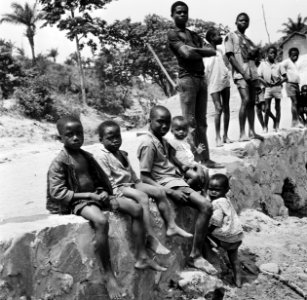 Kinderen in een Angolees vluchtelingenkamp ten noorden van Kinshasa, Bestanddeelnr 926-7737