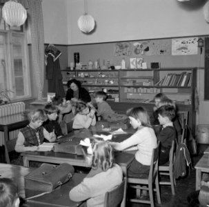 Kinderen aan tafel in een schoolkas, Bestanddeelnr 252-8962 photo
