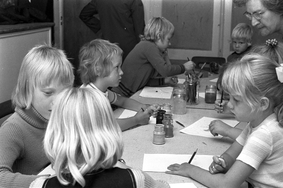 Kinderen aan het tekenen en schilderen in buurtcentrum De Tichelhaven in Amsterd, Bestanddeelnr 925-7143