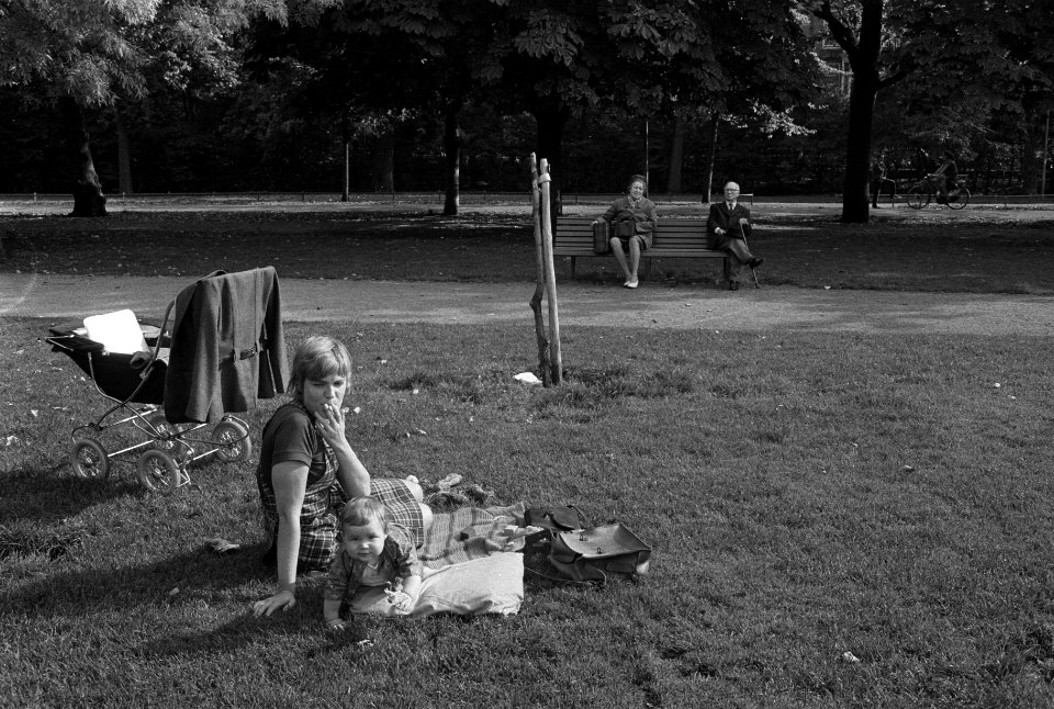 Kinderen en oude mensen in Vondelpark, Amsterdam in herfstzon, Bestanddeelnr 924-9991
