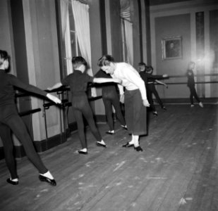 Kinderen krijgen les aan de barre in een oefenruimte, Bestanddeelnr 252-9202