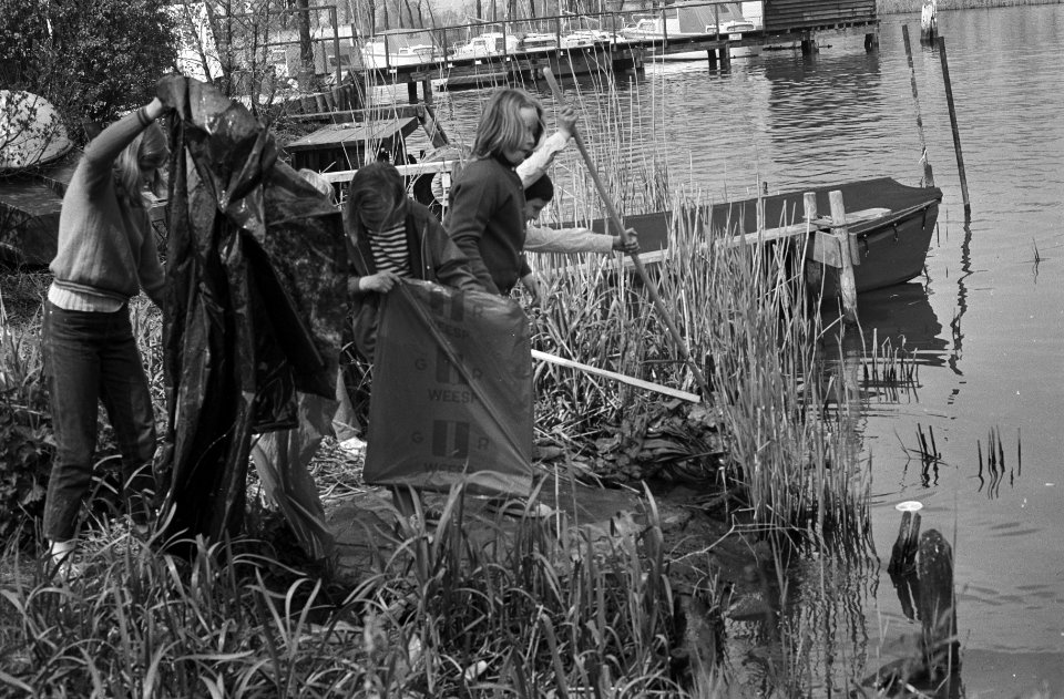 Kinderen halen vuil uit de Vecht, Bestanddeelnr 924-5310