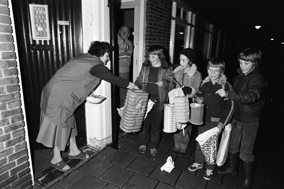 Kinderen in Amsterdam-Noord vieren Sint Maarten , kinderen met lampionnen voor e, Bestanddeelnr 931-1418