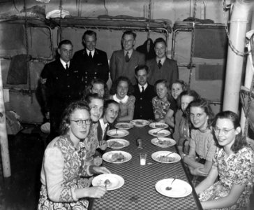 Kinderen bezoeken H. Ms. Van Kinsbergen te Rotterdam, Bestanddeelnr 902-8349