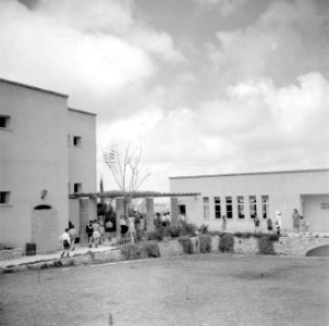 Kinderen bij de gebouwen van het kinderdorp Oniem, Bestanddeelnr 255-0533