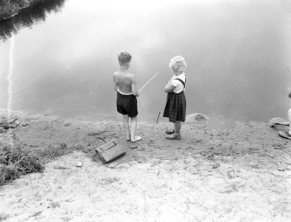 Kinderen hengelen in vakantie, Bestanddeelnr 907-2632