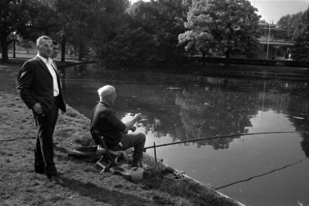 Kinderen en oude mensen in Vondelpark, Amsterdam in herfstzon, bejaarde vist, Bestanddeelnr 924-9989