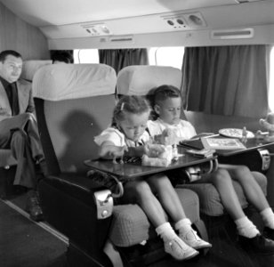 Kinderen in een vliegtuig, Bestanddeelnr 252-2052