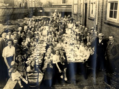 Kinderen aan feestelijk gedekte tafels op het binnenterrein van Garage Landeweer Biltstraat Utrecht - HUA-98060 photo