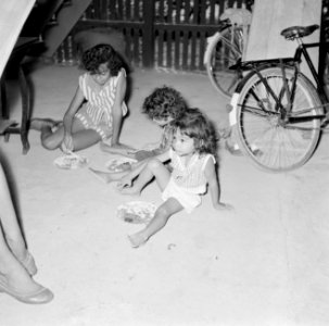 Kinderen aan de maaltijd, Bestanddeelnr 252-2310
