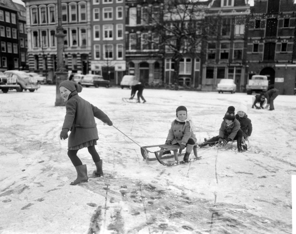 Kinderen bij het sleetje rijden in de sneeuw, Bestanddeelnr 918-4706