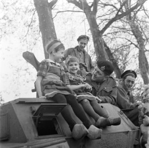 Kinderen in klederdracht op een Canadese pantserwagen, Bestanddeelnr 900-2853