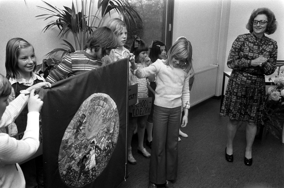 Kinderen bieden een wandkleed aan, Bestanddeelnr 926-8131