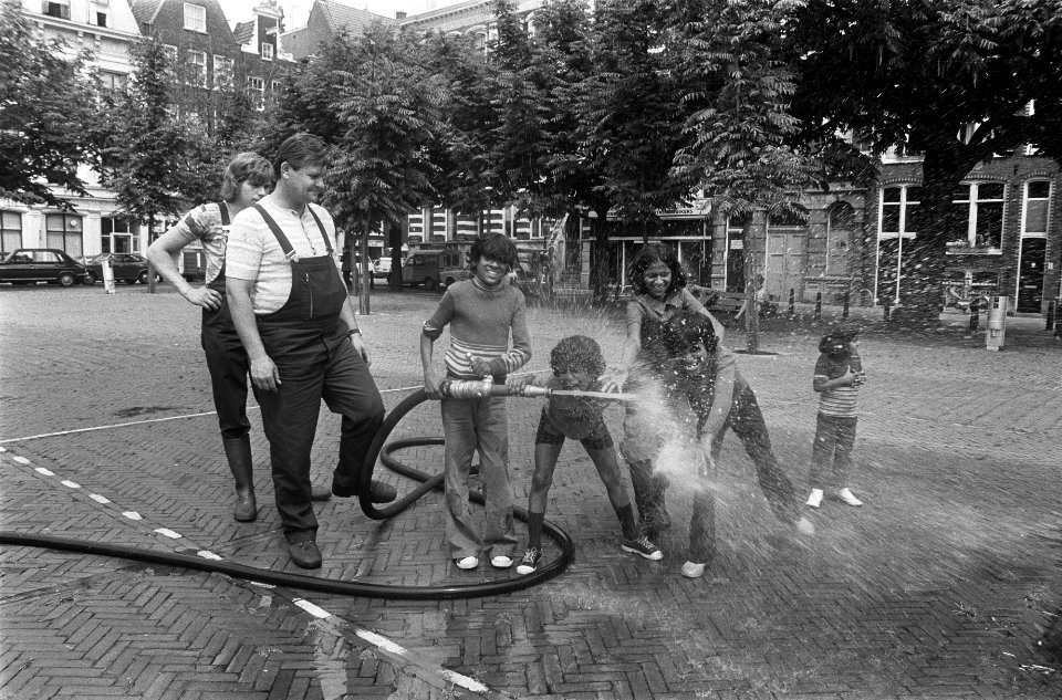 Kinderen, spelen, zomer, pleinen, Bestanddeelnr 928-0362