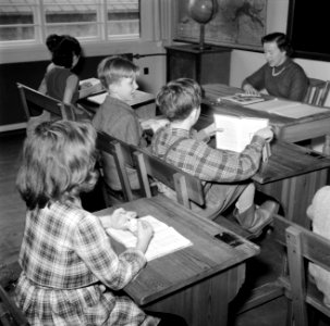 Kinderen krijgen onderwijs in de school van het koninklijk Deens ballet, Bestanddeelnr 252-9215