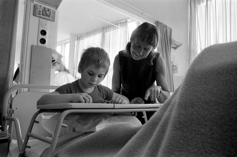 Kinderen krijgen les in bed in Emma Kinderziekenhuis , opdracht Volkskrant, Bestanddeelnr 925-8751
